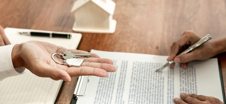 Artigo: Morei a vida toda no terreno, mas não tenho papel que mostre que sou dono: como a usucapião pode te dar uma escritura? – por Julio Martins