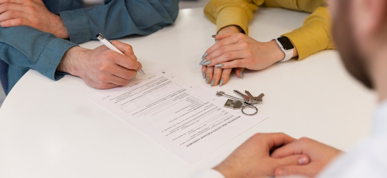 InfoMoney: Cônjuge com nome sujo: dá para comprar imóvel mesmo assim?